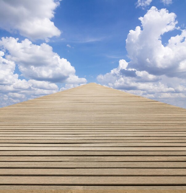 Photo low angle view of roof against cloudy sky