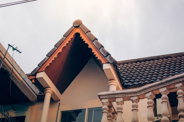 Photo low angle view of roof against sky