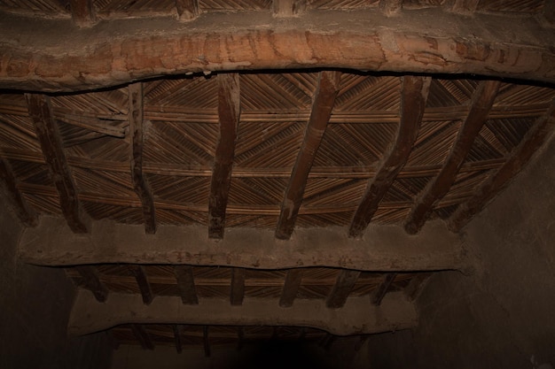 Photo low angle view of roof beam