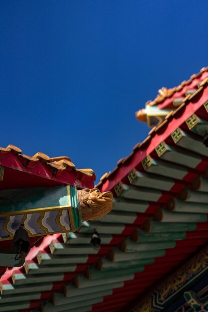 Photo low angle view of roof of building against blue sky