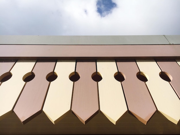 Photo low angle view of roof hanging against sky