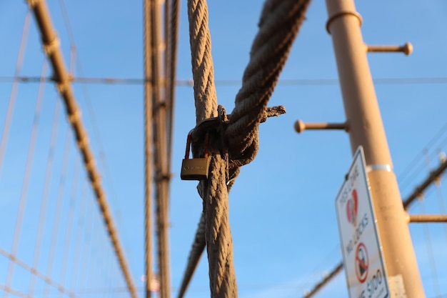 Foto vista a basso angolo di una corda legata a un palo contro il cielo