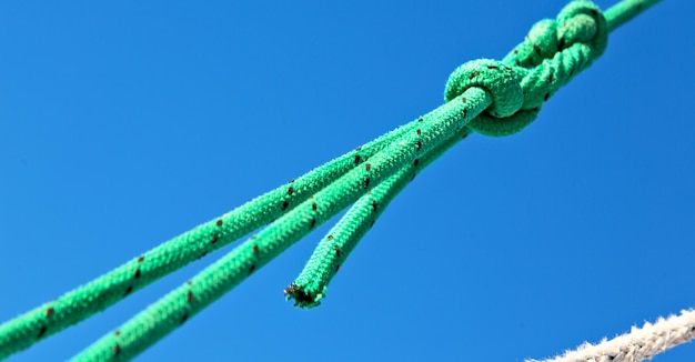Foto vista a basso angolo di una corda legata contro il cielo blu