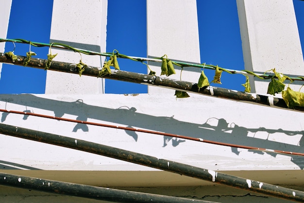 Photo low angle view of ropes against clear blue sky