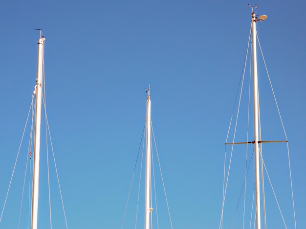 Photo low angle view of sailboat against clear blue sky