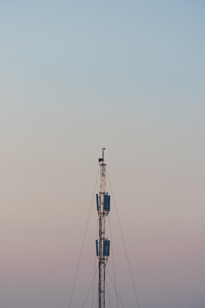 Foto vista a basso angolo di una barca a vela contro un cielo limpido