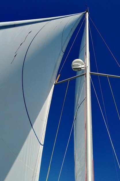 Foto vista a basso angolo della barca a vela contro il cielo