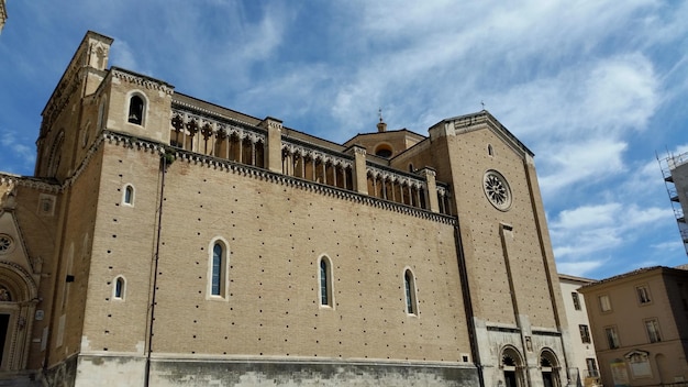 Foto vista a bassa angolazione della cattedrale di san giustino contro il cielo