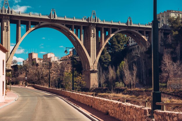 Foto vista a bassa angolazione del ponte di san jordi sopra la strada