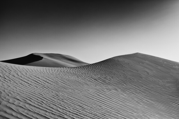 Низкоугольный вид песчаных дюн на чистом небе