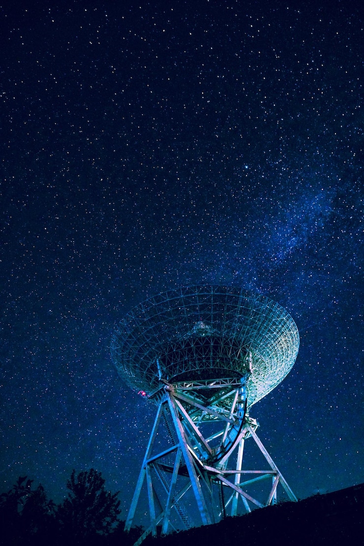 Photo スターフィールドに対する衛星アンテナの低角度のビュー