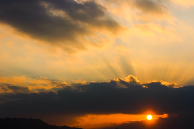 景色的な夕暮れの低角度の景色