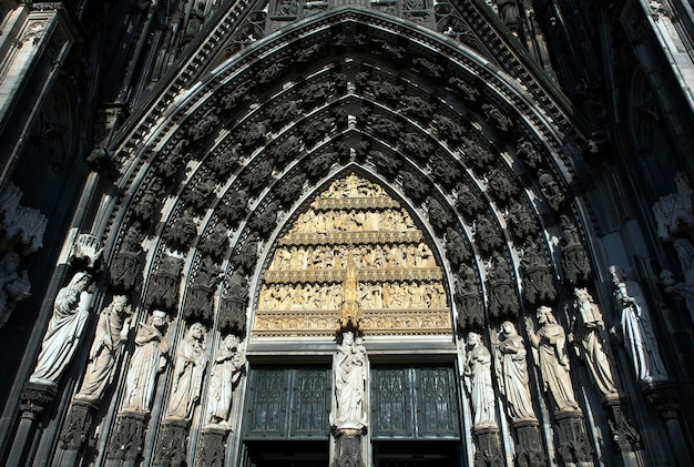 Photo low angle view of sculpture on building