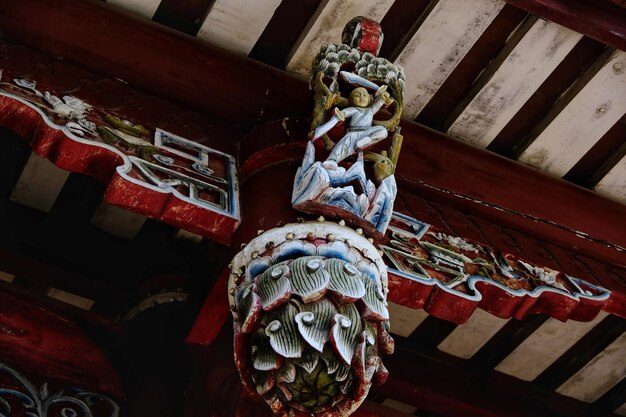 Photo low angle view of sculpture on roof of building