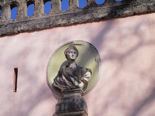 Photo low angle view of sculpture on wall