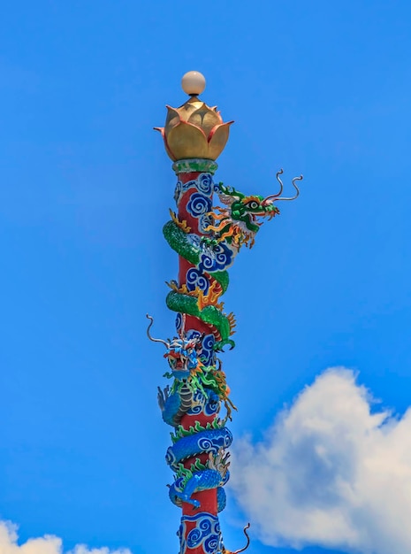 Photo low angle view of sculpture with lighting equipment against clear blue sky