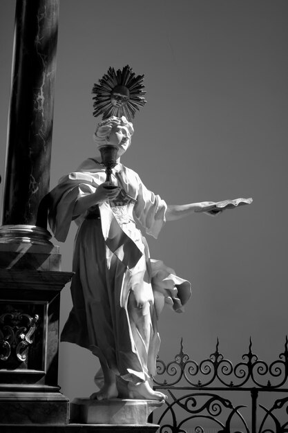 Foto vista a basso angolo della scultura