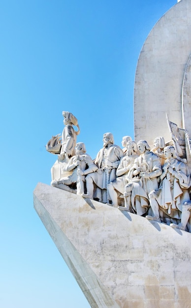 Vista a basso angolo delle sculture contro un cielo limpido in una giornata di sole