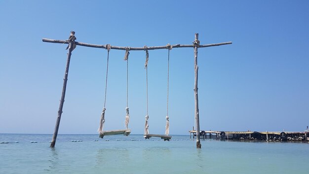 Foto vista a basso angolo del mare contro un cielo blu limpido