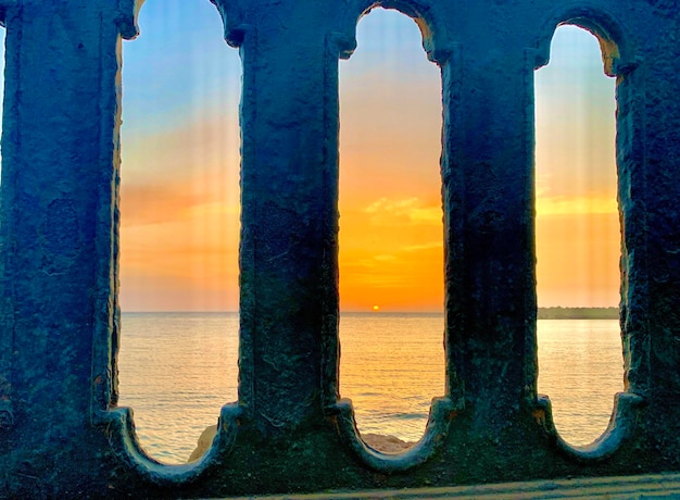 Foto vista a basso angolo del mare contro il cielo