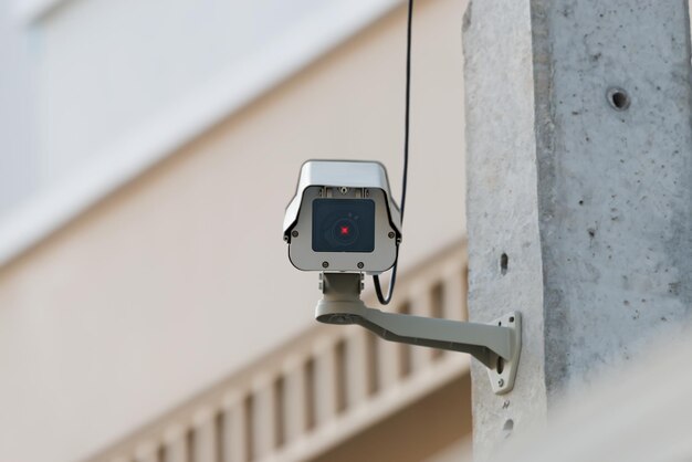 Photo low angle view of security camera on wall