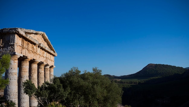 Photo low angle view of segesta temple against clear blue sky on sunny day