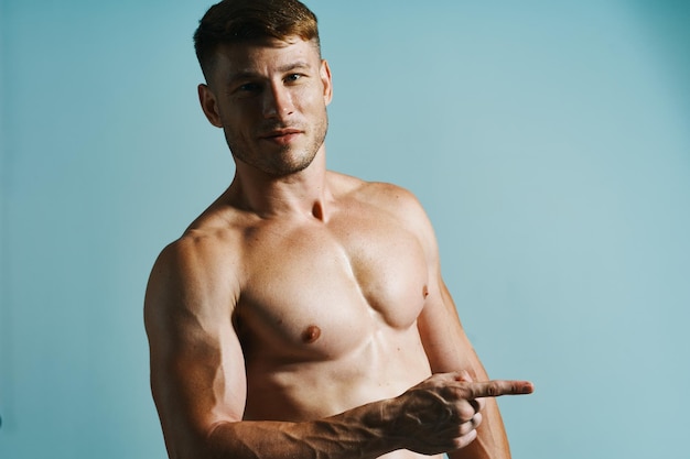 Photo low angle view of shirtless man standing against clear sky