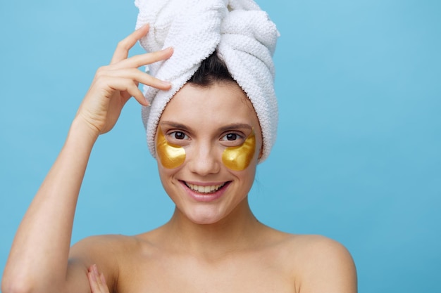 Photo low angle view of shirtless young woman with eyes closed against blue background