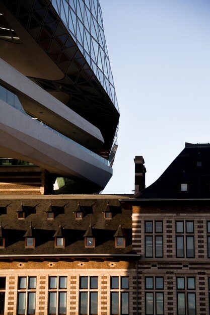 Photo low angle view showing the connection between the old building and the new