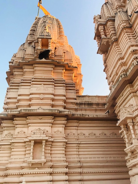 Foto vista a bassa angolazione del tempio di shree hari mandir