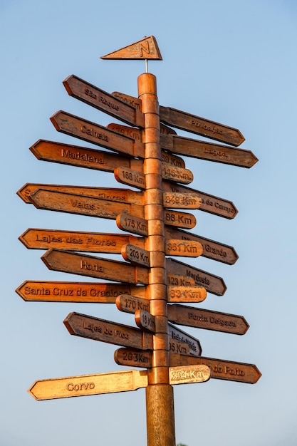 Photo low angle view of sign board against clear sky