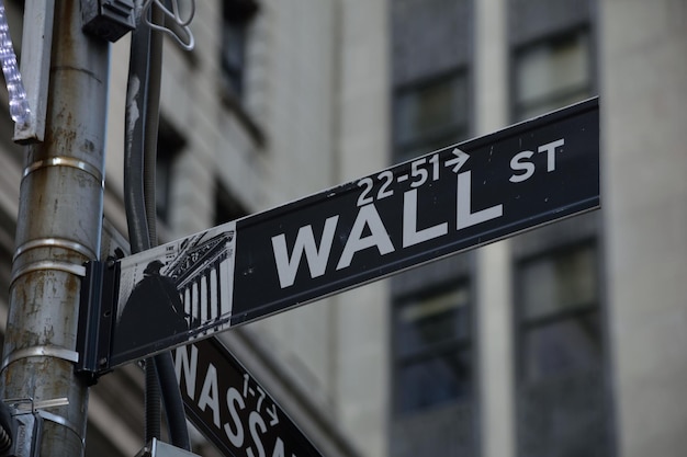 Photo low angle view of sign on pole against building