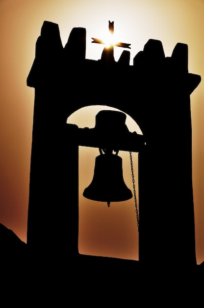 Foto vista a bassa angolazione della silhouette del campanile