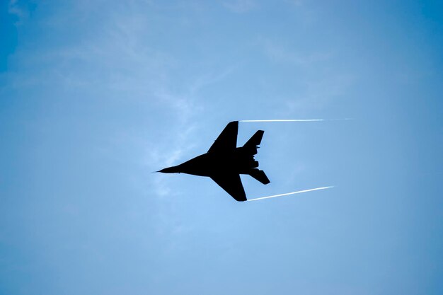 Photo low angle view of silhouette bird flying against blue sky