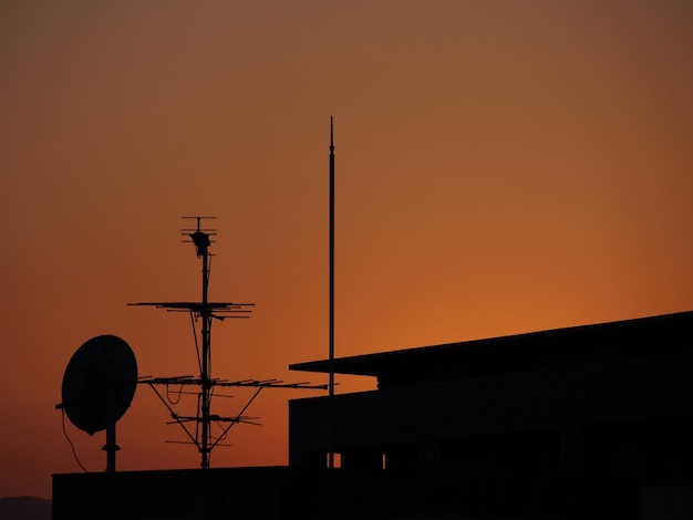 Foto vista a basso angolo della silhouette dell'edificio contro il cielo durante il tramonto