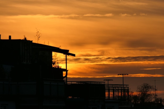 Photo low angle view of silhouette building against sky during sunset