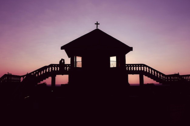 Photo low angle view of silhouette building against sky during sunset