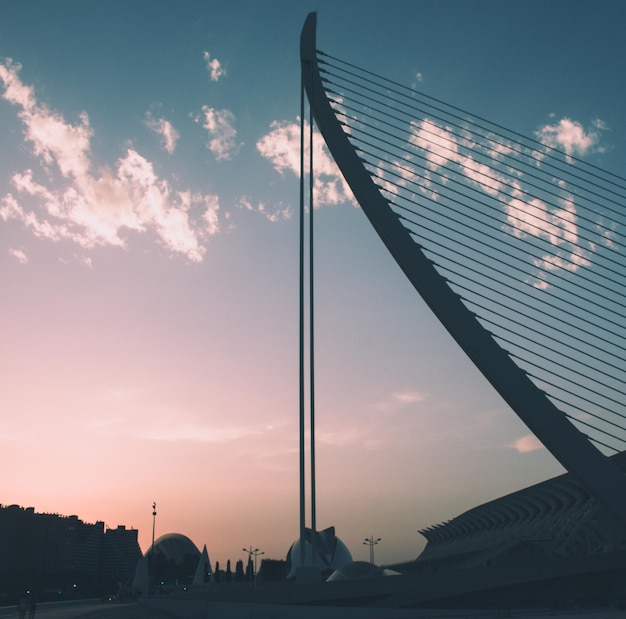 Photo low angle view of silhouette buildings against sky during sunset