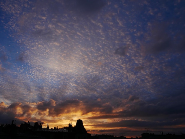 Foto vista a basso angolo di edifici a silhouette contro il cielo durante il tramonto