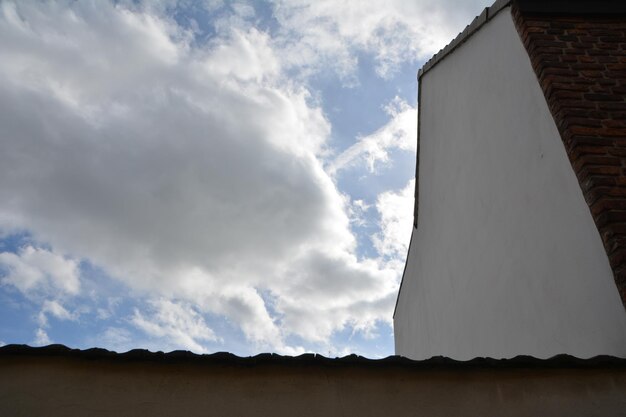 Foto vista a basso angolo di edifici a silhouette contro il cielo