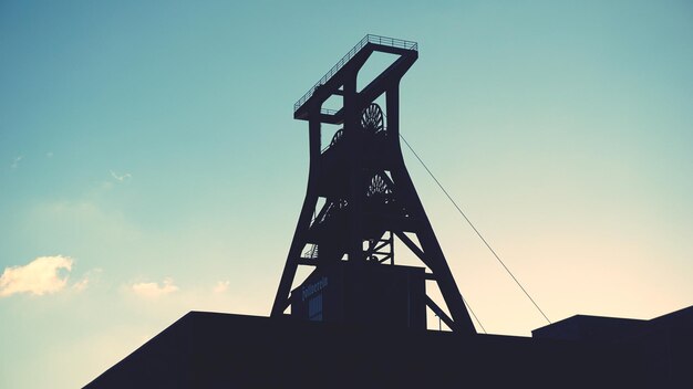 Photo low angle view of silhouette built structure against sky