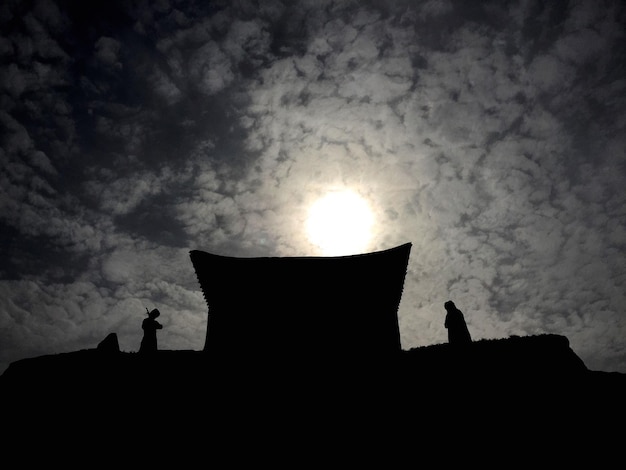 Photo low angle view of silhouette built structure against sunset sky