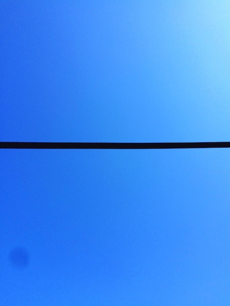 Photo low angle view of silhouette cable against clear blue sky