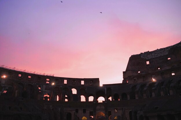 Foto vista a basso angolo della silhouette del colosseo contro il cielo al tramonto