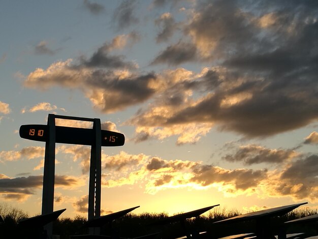 Photo low angle view of silhouette cross against sky during sunset