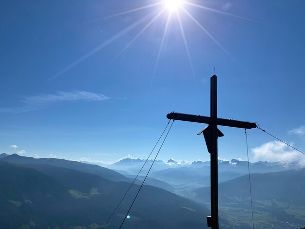 Photo low angle view of silhouette cross against sky