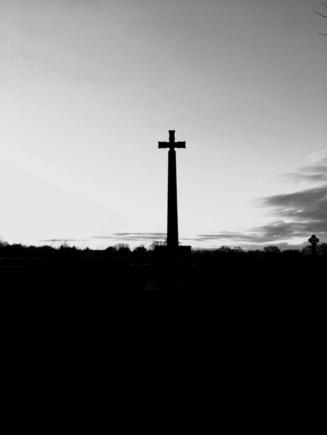 Photo low angle view of silhouette cross against sky