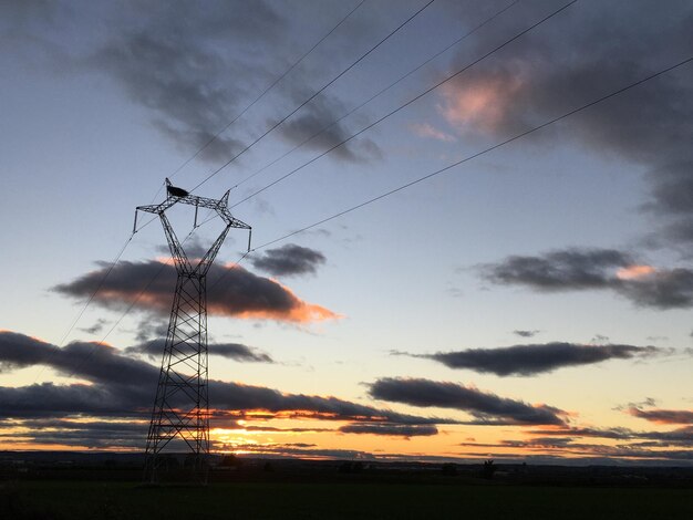 劇的な空に照らして ⁇ シルエット電力柱の低角度の眺め ⁇ 