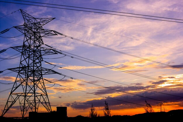 Foto vista a basso angolo della silhouette del pilone elettrico contro il cielo romantico