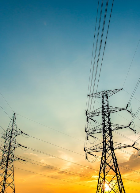 Photo low angle view of silhouette electricity pylon against sky during sunset